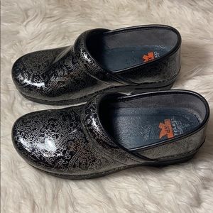 Beautiful Dansko unique nurses clogs